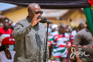 John Mahama addressing fishers at Nyanyano