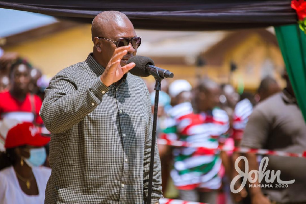 John Mahama addressing fishers at Nyanyano