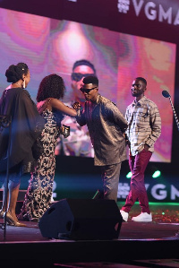 Kofi Kinaata receiving his award