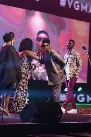 Kofi Kinaata receiving his award