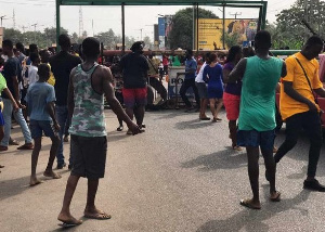 Some angry residents at the Sogakope bridge