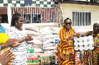 Lordina Mahama presenting some items to the orphanage