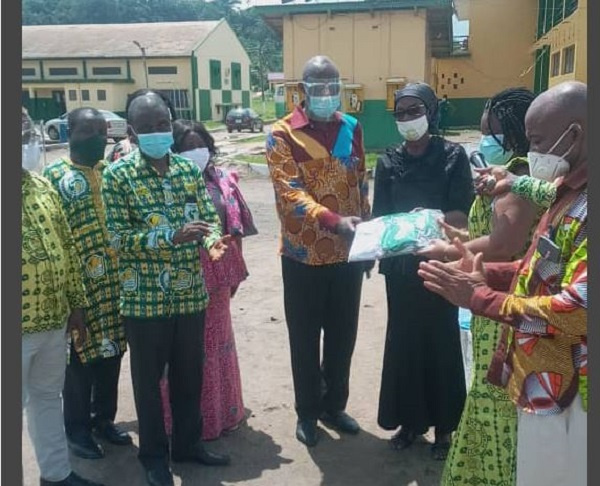 Mrs Hannah Owusu-Koranteng handing over the items to the Headmistress of TARSCO