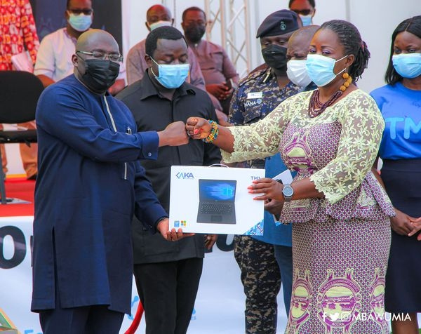 Vice President  Dr. Mahamudu Bawumia presenting a laptio to a teacher