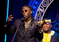 Stonebwoy with the Artiste of the Year award