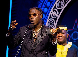 Stonebwoy with the Artiste of the Year award