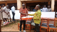 President of the 1995 Old Students' Association presenting a gift to the headmaster of the school