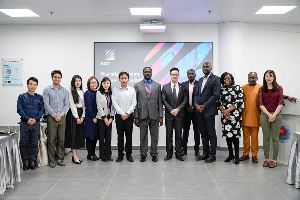 Education Minister takein a group photograph with officials from NetDragon