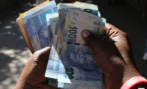 A street money changer counts S. African Rands in Harare, Zimbabwe Photo: REUTERS/Philimon Bulawayo