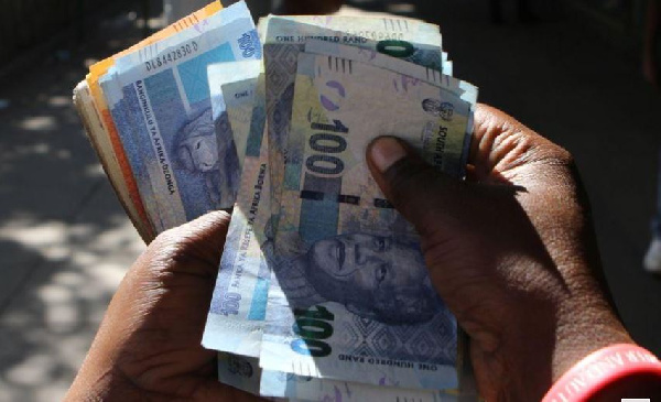 A street money changer counts S. African Rands in Harare, Zimbabwe Photo: REUTERS/Philimon Bulawayo