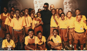 Sarkodie And Students At Rapperholic Exhibition