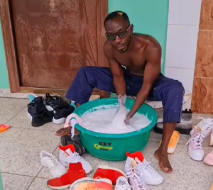 Okyeame Kwame doing some washing