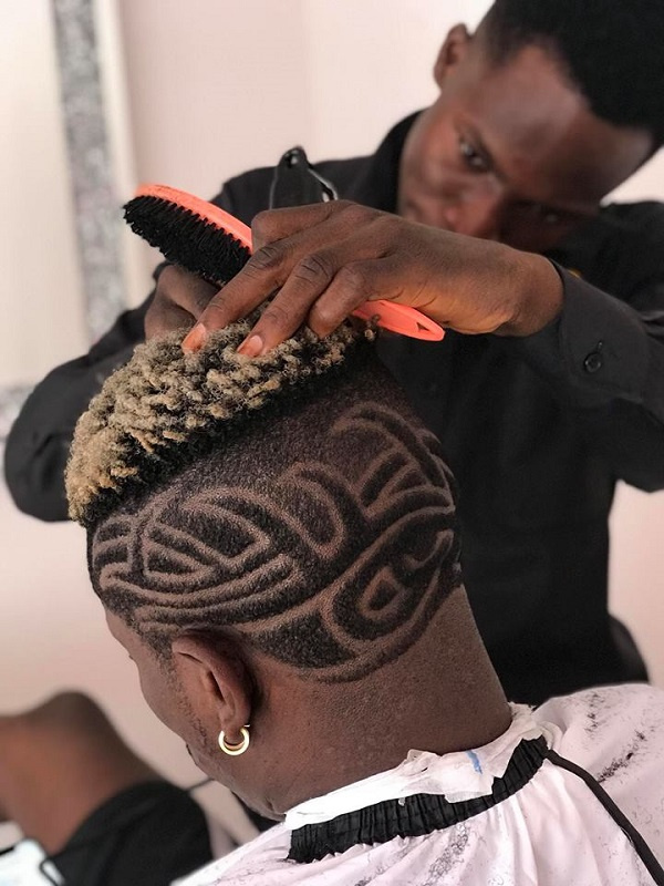 Shatta Wale has been mocked for having skin rashes around his neck