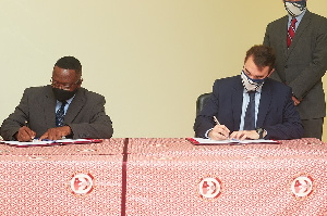 Buenar Puplampu and Michael Lindsay signing the Memorandum of Understanding