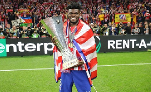 Thomas Partey with the trophy