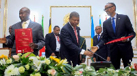 President Museveni (l) and President Kagame (r) signed an agreement in August to end the diplomatic