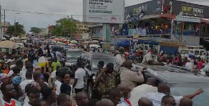 Bawumia had to stand in his car and acknowledge the crowd