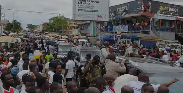 Bawumia had to stand in his car and acknowledge the crowd