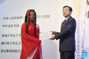 Lilian Tobias receiving her prize from Li Yang, the Minister-Counselor at the Chinese Embassy