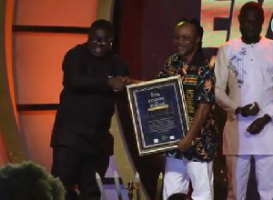 Daddy Lumba receiving his award from Obour