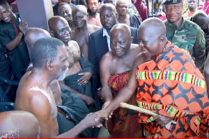 Asantehene Otumfuo Osei Tutu II shakes new Abirahene after enstoolment