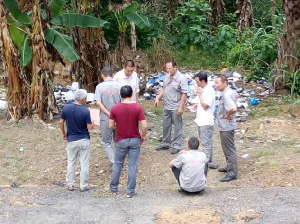 The unperturbed Chinese illegal miners were seen smoking.