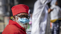 A priest wears a mask to limit the risk of infection by the new coronavirus