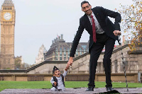 World's shortest man meets world's tallest man