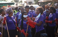 The female staff of the Jospong group were busily sweeping, picking plastic waste at the market