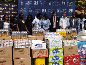 Kwadwo Asamoah and Metro TV  donated food and items worth thousands of cedis to inmates