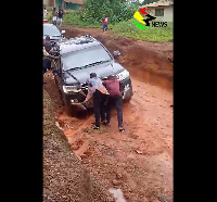 Vice President, Dr. Mahamudu Bawumia's convoy got stuck at Asempaneye in the Ashanti Region