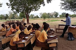 Some students having classes in the open [Courtesy of Jo Hallett]