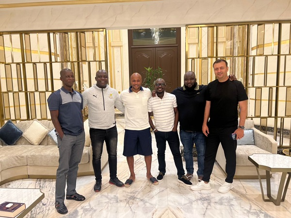 Andre Dede Ayew hosts Ghana delegation in Doha