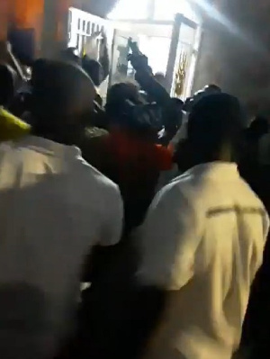 Scene of Dr Duffuor being mobbed in Hohoe