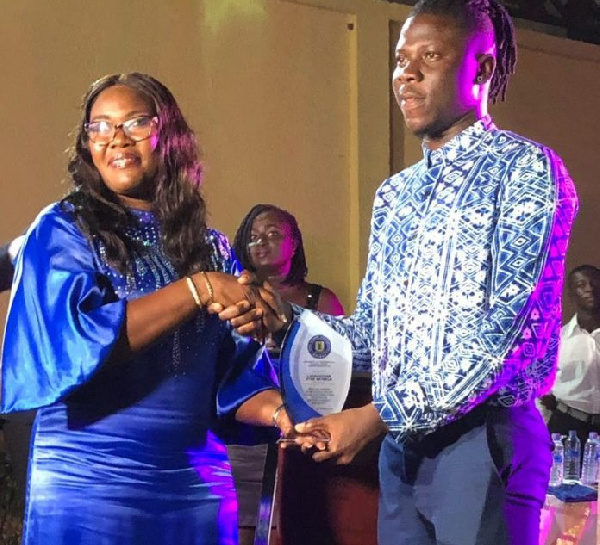 Stonebwoy receiving his award