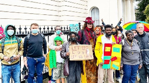 Some of di protesters wey go di Ghana High Commission for London