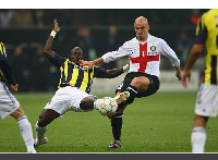 MILAN, ITALY - NOVEMBER 27: Esteban Cambiasso (right) of Inter is challenged by Stephen Appiah