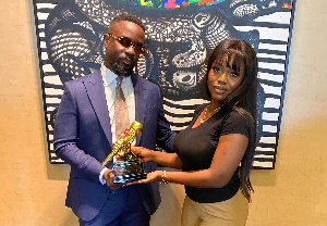 Sarkodie presenting an award to Gyakie