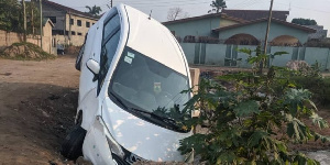 The car fell into the drain due to the damaged bridge