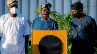 APC national leader Bola Ahmed Tinubu (middle) as he dey deliver address