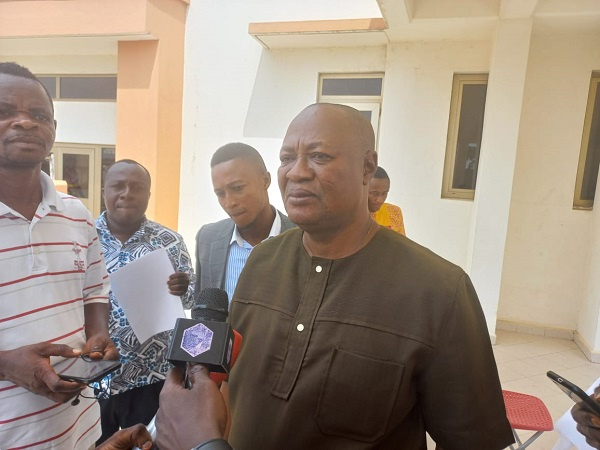 Samuel Pyne addressing some members of the Kumasi Assembly