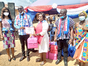 Mr. Samuel Nuertey Ayertey presenting a certificate to one of the graduates.