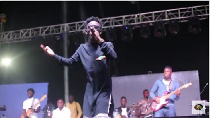 Bisa Kdei performs on stage.