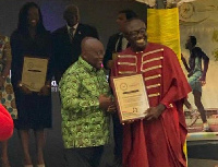 President Akufo-Addo presents the award to Bola Ray