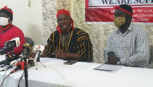 icholas Saddari (middle), Convener-Bono Region customers of collapsed financial institutions