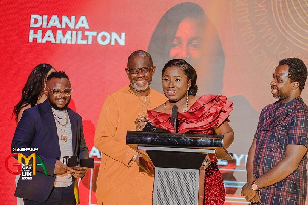 Diana Hamilton addressing the gathering after receiving an award from Seidu Iddrisu