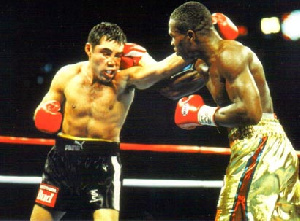 In February 1999, De La Hoya defeated Ike Quartey in a close match at Las Vegas, Nevada