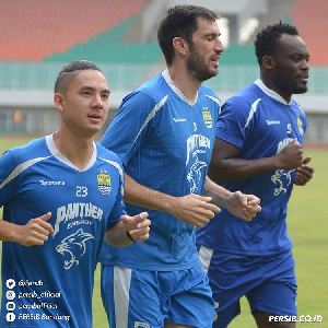 Essien training with his mates