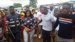 Maame Serwaa mobbed by her fans