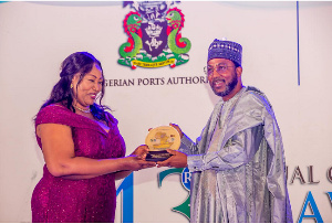 Abena Serwaa Opoku-Fosu receiving the award